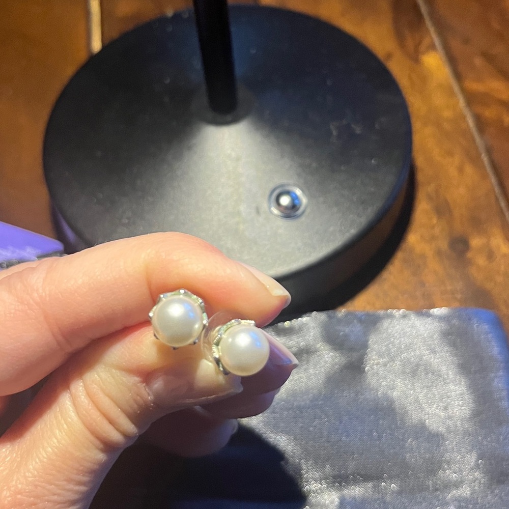 Elegant Pearl Stud Earrings. costume jewñery